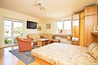 3-lôžková spálňa s pracovním stolíkom, gaučom, TV a kúpeľňou, Vila Valča, Valča