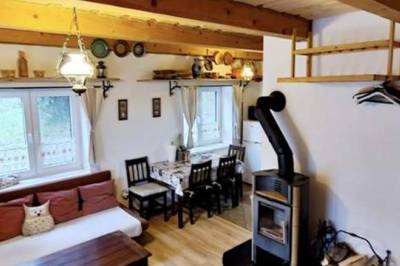 Obývačka s gaučom, kachľami a jedálenským sedením, Norova chata, Závažná Poruba