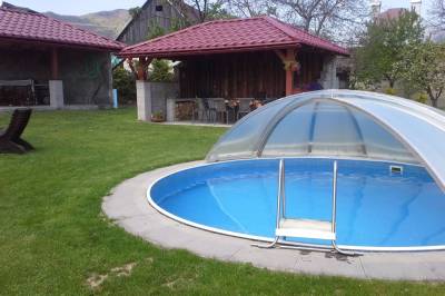Bazén v exteriéri ubytovania v obci Králiky, Chata Veterník, Králiky