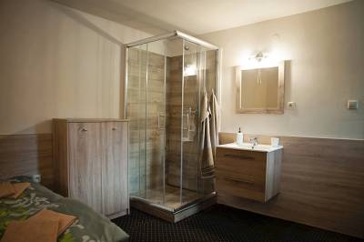 Trojlôžková izba so sprchovacím kútom, Chata Veterník, Králiky
