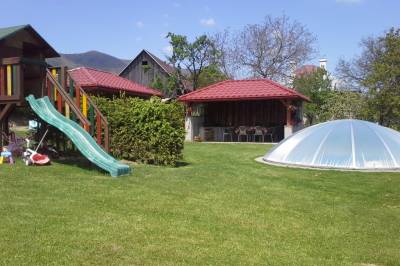 Bazén, detské ihrisko a altánok v exteriéri ubytovania, Chata Veterník, Králiky
