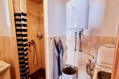 Kúpeľňa so sprchovacím kútom a toaletou, Chata Stanislav, Jedľové Kostoľany