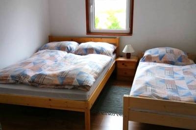 Spálňa s manželskou a 1-lôžkovou posteľou, Ubytovanie u Katky, Liptovská Sielnica