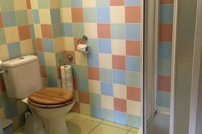 Kúpeľňa so sprchovacím kútom a toaletou, AquaRelax Liptov Tatralandia, Liptovský Mikuláš