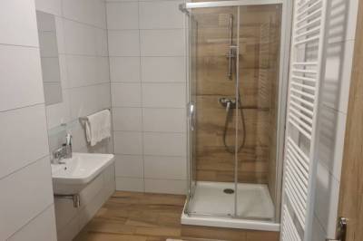 Kúpeľňa so sprchovacím kútom a toaletou, Apartmán 103, Liptovský Ján