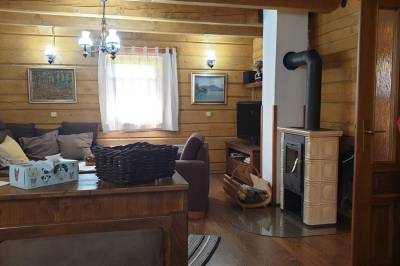 Obývačka s rozkladacím gaučom, LCD TV a kachľami, Zrubová chata Liptovský Ján, Liptovský Ján