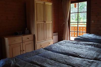 Spálňa s manželskou a 1-lôžkovou posteľou, Zrubová chata Liptovský Ján, Liptovský Ján
