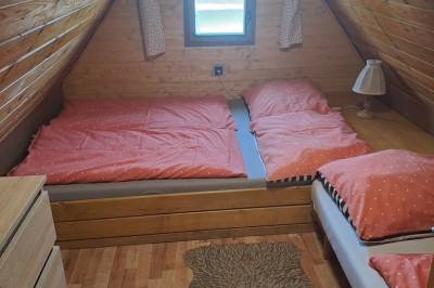 Spálňa s manželskou a 1-lôžkovou posteľou, Chata Florián, Podhájska