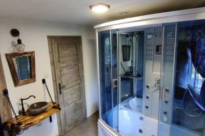 Kúpeľňa s masážnym sprchovacím kútom s vaňou, Chata JJParadise, Oravice