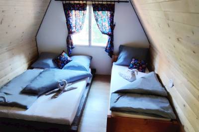 Spálňa s manželskou a 1-lôžkovou posteľou, Chata JJParadise, Oravice