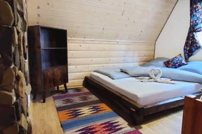 Spálňa s manželskou a 1-lôžkovou posteľou, Chata JJParadise, Oravice