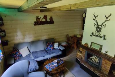 Obývačka s gaučom a krbom, Chata JJParadise, Oravice