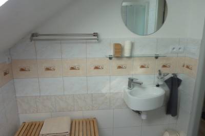 Štúdio na poschodí – kúpeľňa so sprchovacím kútom a toaletou, Ubytovanie u Betuša, Pribylina