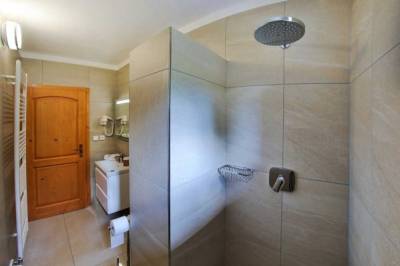Rodinný apartmán 2 - kúpeľňa so sprchovacím kútom a toaletou, Penzión Malužiná, Malužiná