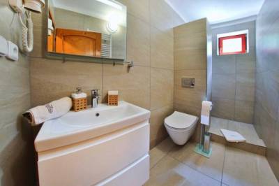 Rodinný apartmán 2 - kúpeľňa so sprchovacím kútom a toaletou, Penzión Malužiná, Malužiná