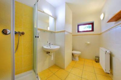 Izba 6 - kúpeľňa so sprchovacím kútom a toaletou, Penzión Malužiná, Malužiná