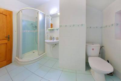 Izba 7 - kúpeľňa so sprchovacím kútom a toaletou, Penzión Malužiná, Malužiná
