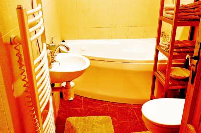 Kúpeľňa s vaňou a toaletou, Romantická chalupa pod Vysokými Tatrami*****, Liptovský Hrádok