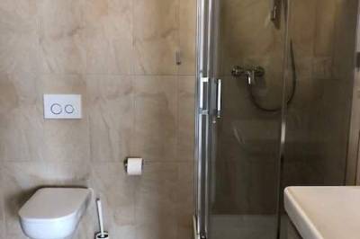 2-lôžkový apartmán – kúpeľňa so sprchovacím kútom a toaletou, Apartmány City AP, Trenčianske Teplice