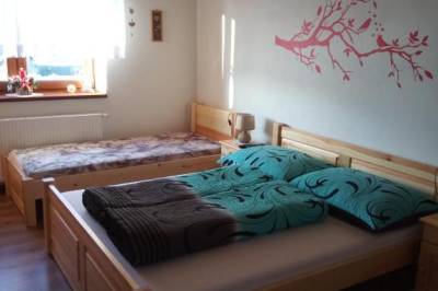 Trojlôžkové štúdio - spálňa s manželskou a 1-lôžkovou posteľou, Drevenica MAK Oliver, Kvačany