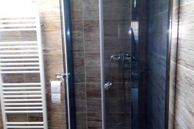 Apartmán 2 - kúpeľňa so sprchovacím kútom, Drevenica MAK Oliver, Kvačany