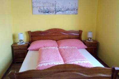 Apartmán 2 - spálňa s manželskou posteľou, Drevenica MAK Oliver, Kvačany