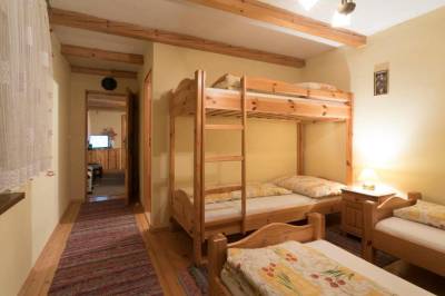 Apartmán 2 - spálňa s dvomi oddelenými posteľami a poschodovou posteľou, Drevenica MAK Kristián, Kvačany