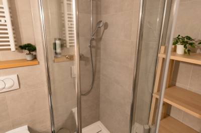 Kúpeľňa so sprchovacím kútom a toaletou, Apartmán 110 Vila Zuberec, Zuberec