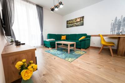 Obývačka s gaučom, LCD TV a jedálenským sedením, Apartmán 110 Vila Zuberec, Zuberec