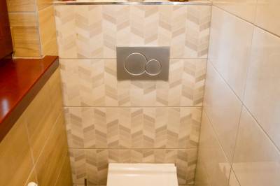 Kúpeľňa so sprchovacím kútom a toaletou, Chata Alpina Zoška, Modra