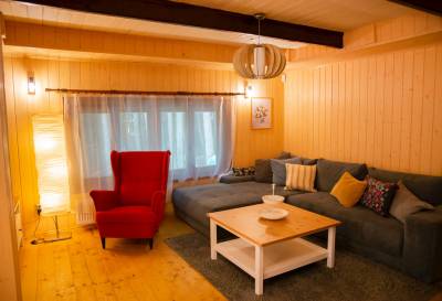 Obývačka so sedením, TV a krbom, Chata Alpina Zoška, Modra