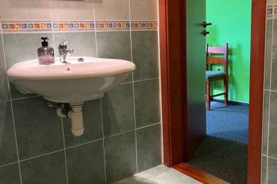 2-lôžková izba č. 2 – kúpeľňa so sprchovacím kútom a toaletou, Vila Tatra, Stará Lesná