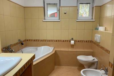 Apartmán – kúpeľňa s vaňou a toaletou, Vila Tatra, Stará Lesná