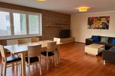 Apartmán – obývačka s gaučom, TV a jedálenským sedením, Vila Tatra, Stará Lesná