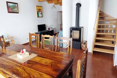 Obývačka s krbom, pohovkou a jedálenským sedením, Chata EMA, Špania Dolina