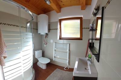 Kúpeľňa so sprchovacím kútom a toaletou, Chata EMA, Špania Dolina