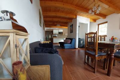 Obývačka s krbom, pohovkou a jedálenským sedením, Chata EMA, Špania Dolina