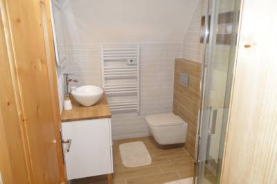Kúpeľňa so sprchovacím kútom a toaletou, Chata Habovka, Habovka