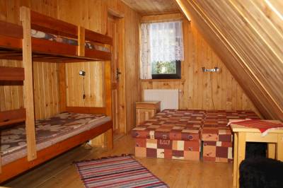 Spálňa s poschodovou posteľou a samostatnými lôžkami, Chata Zvonček, Pribylina