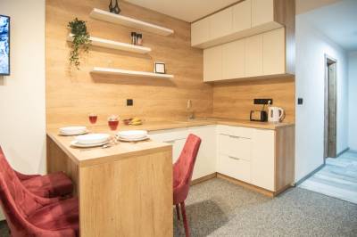 Apartmán Canberra - plne vybavená kuchyňa s jedálenským sedením, Apartmány u Klokana, Liptovské Sliače