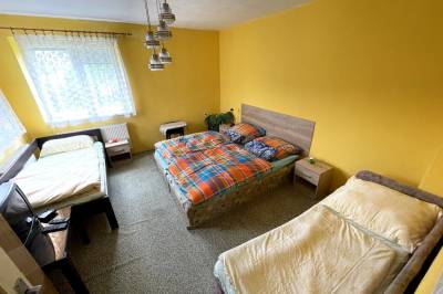 Spálňa s manželskou posteľou a dvomi 1-lôžkovými posteľami, Chalupa Martin Mojtín, Mojtín
