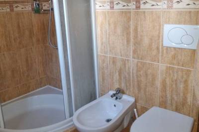 Kúpeľňa so sprchovacím kútom, toaletou a bidetom, Zrub Nela, Liptovský Ján
