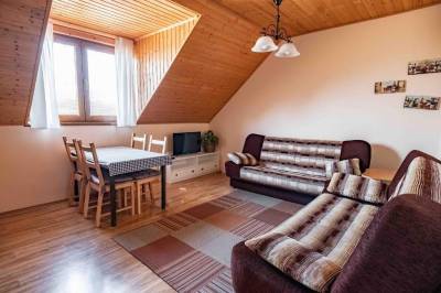 Rodinná izba - obývačka s gaučom, TV a jedálenským sedením, Müllerov dom, Štiavnické Bane
