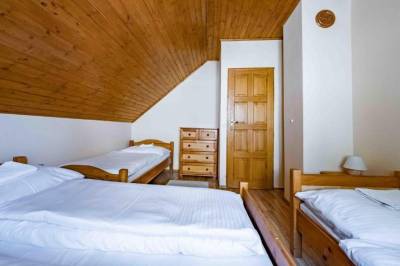 Rodinná izba - spálňa s manželskou posteľou a dvomi oddelenými lôžkami, Müllerov dom, Štiavnické Bane