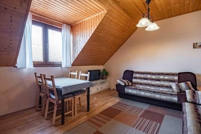 Rodinná izba - obývačka s gaučom, TV a jedálenským sedením, Müllerov dom, Štiavnické Bane