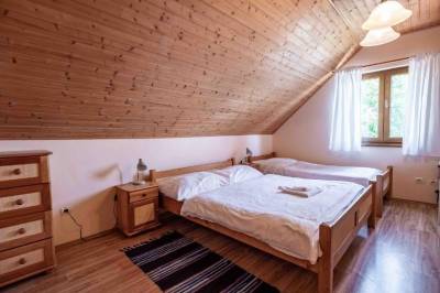 Trojlôžková izba s manželskou a 1-lôžkovou posteľou, Müllerov dom, Štiavnické Bane