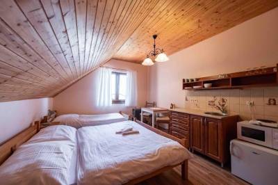 Trojlôžková izba s manželskou a 1-lôžkovou posteľou prepojenou s kuchyňou, Müllerov dom, Štiavnické Bane
