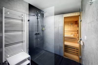 Apartmán Sina (Bor) - kúpeľňa so sprchovacím kútom a saunou, Chalety Jasná - Apartmány Bor, Demänovská Dolina