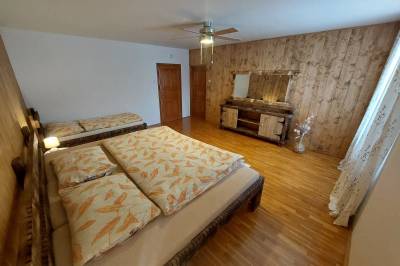 Spálňa s manželskou a 1-lôžkovou posteľou, Chata Medellin, Liptovské Kľačany