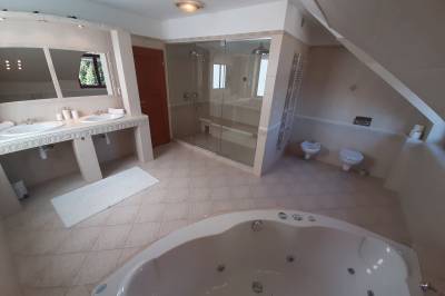 Kúpeľňa s masážnou vaňou, sprchovacím kútom a toaletou, Chata Medellin, Liptovské Kľačany